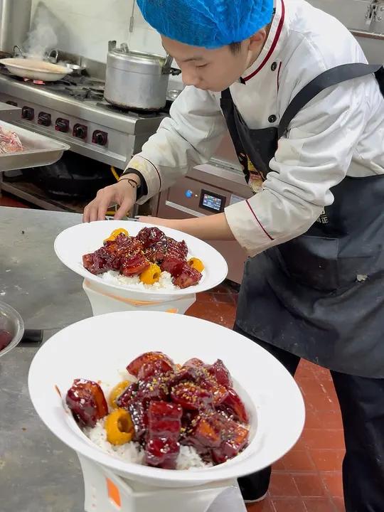 山楂红烧肉:精品五花肉30斤 大料配比:八角10克 肉蔻6克 香叶3克 山奈4克 小茴香2