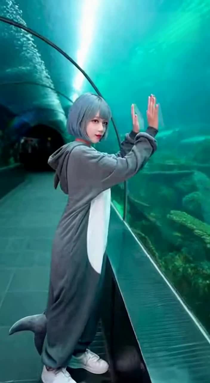 鲨鱼睡衣少女遇真鲨，吓哭后扑进怀里