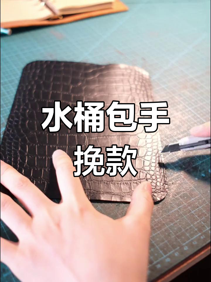 这款水桶包手挽设计超美,鳄鱼纹牛皮材质更显高贵