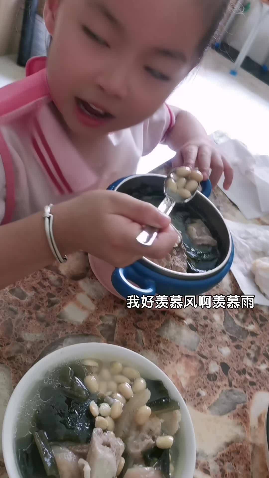 博白发洪水,幼儿园小学都放假,已经放4天了,愿山河无恙,人间皆安,给她炖个猪蹄黄豆海带汤补