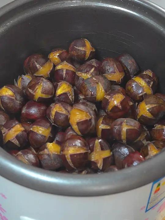 把板栗倒进电饭锅里，不用开火，没有油烟就能做出外面一份卖几十块一份的糖炒栗子，香甜软糯又好