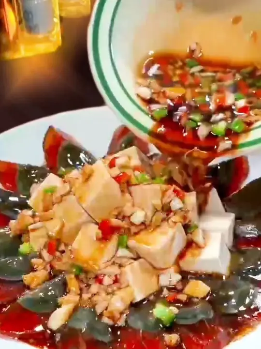 教你制作清爽开胃的家常皮蛋拌豆腐