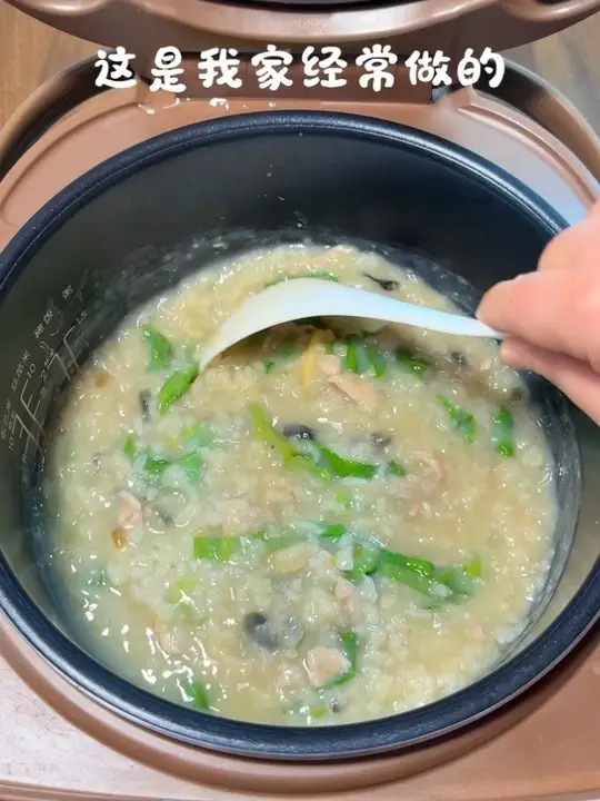 用电饭煲煮皮蛋瘦肉粥，好喝方便，追剧煮粥两不误！