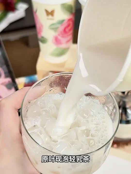 难怪大家都不点外卖了,香飘飘的轻乳茶不仅好喝还方便!#香飘飘 #奶茶 #轻乳茶