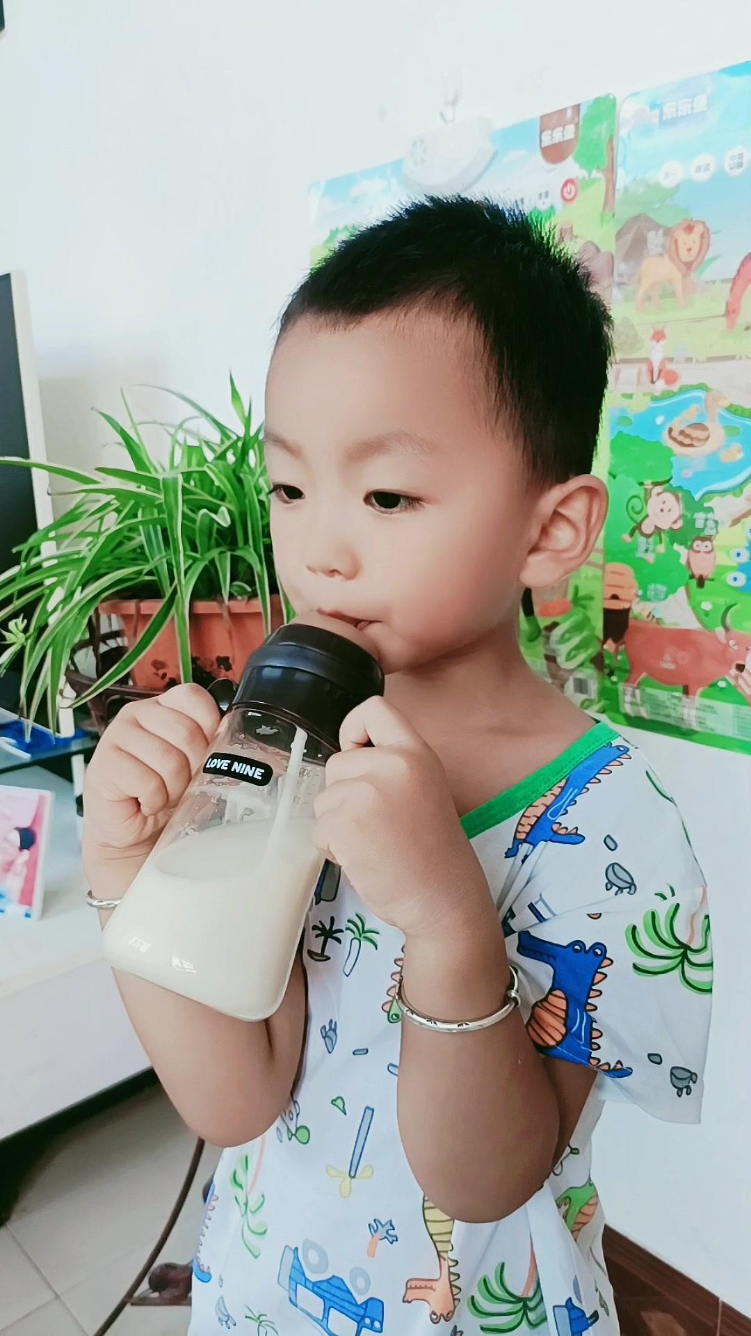 宝宝一岁以后就可以用的 学饮杯 喝水喝奶都可以,一杯三用,奶嘴可以直接更换。吸管杯 宝宝水