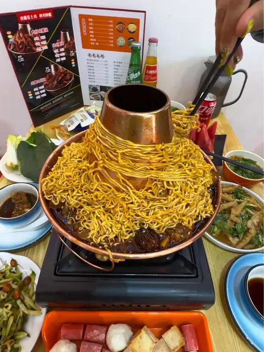家人们,这个巨好吃的,真心推荐,我第一次吃火锅鸡,真不知道火锅和鸡能这么完美的搭配,听我的