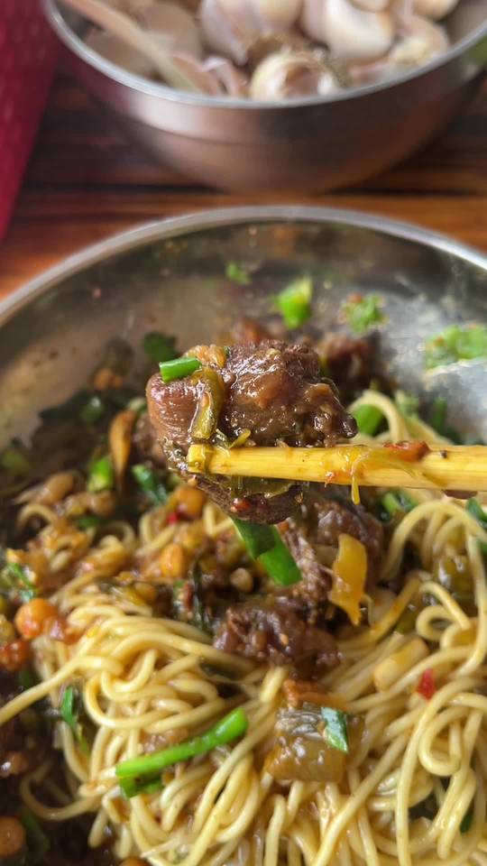 加辣超上头!勐海红烧牛肉干拌面