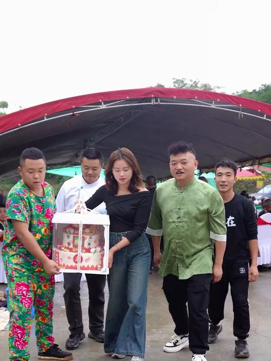 办一场几十桌的寿宴，这些菜品和酒店比起来怎么样？