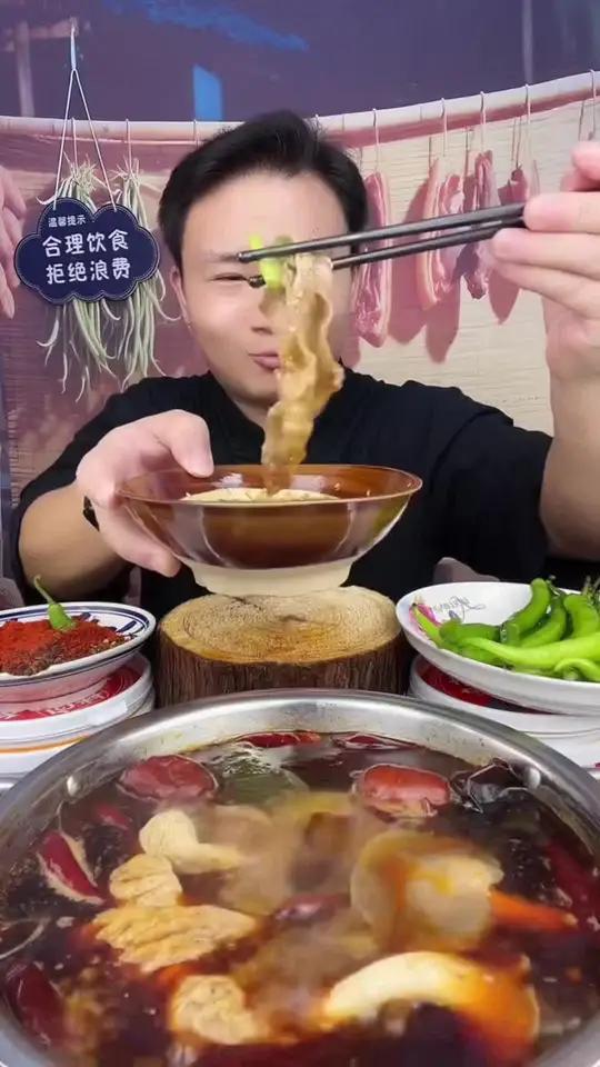 地道农家正中重庆肥肠鱼火锅，浓郁牛油，辣椒花椒的厚重，嘎嘎香呀！#重庆火锅#肥肠鱼火锅#农