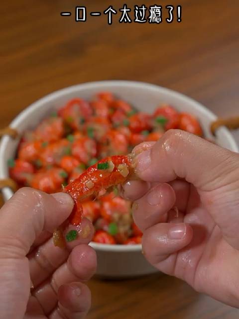 爱看分享「夏日必备蒜蓉龙虾尾」生活除了诗和远方,还有眼前的蒜蓉龙虾尾和啤酒。蒜蓉龙虾尾做法