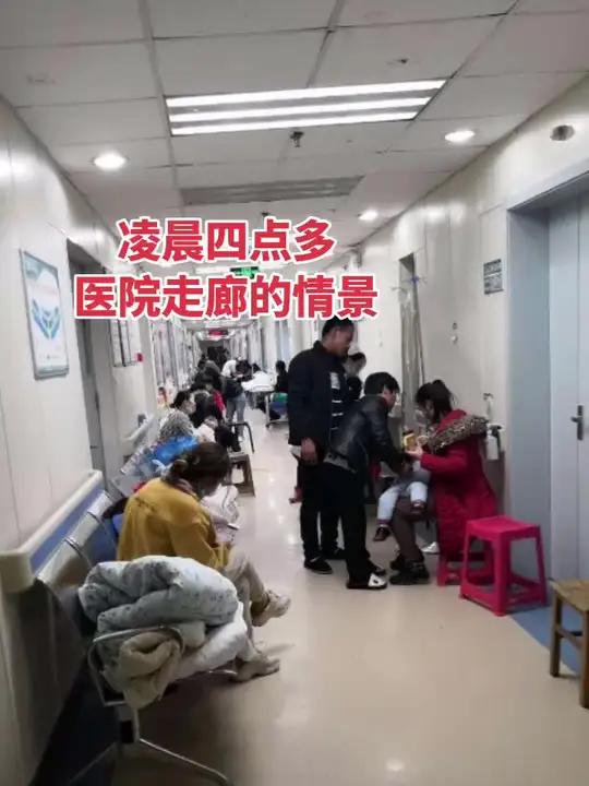 医院里走廊上都人满为患,凌晨四点多医护人员还在照顾刚做好手术的病人