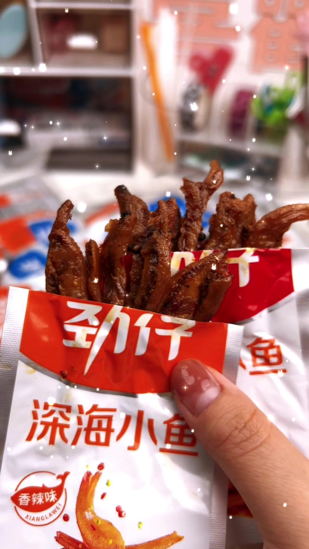 劲仔小鱼干[gf]1f41f[/gf]香香辣辣,我一次性买了30包,好吃,赶紧试试吧 小鱼