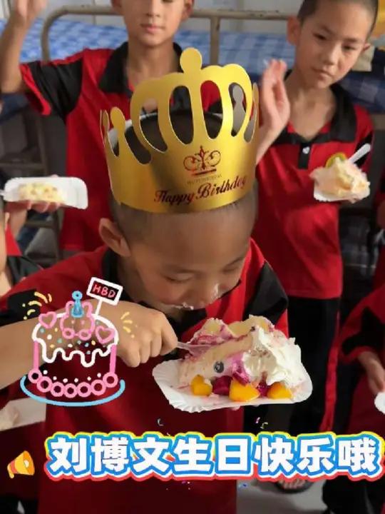 成长有温度,守护有力量——今天刘博文小朋友过生日啦,孩子们一起在宿舍吃蛋糕,好开心