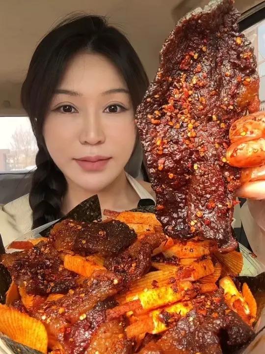 麻辣牛胸口你这样搭配过吗 麻辣牛胸口拌薯片 薯条塞辣条 牛蹄筋 火鸡面 鸡柳薯条三合一 海