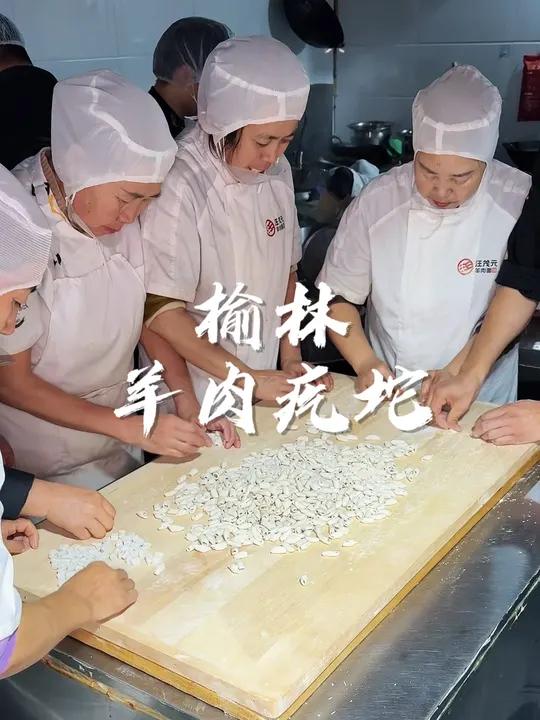 榆林的羊肉面真的对我来说是无敌的存在,大块羊肉搭配各种各样的面食,每天吃都不腻!人间烟火 