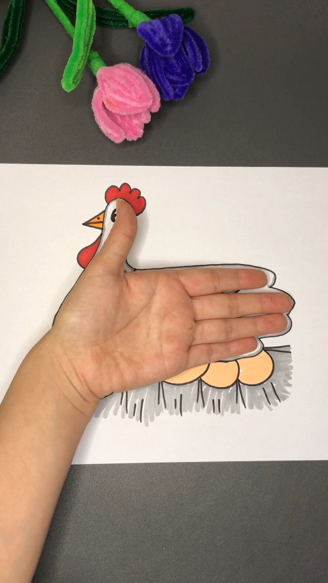 手掌画一母鸡孵蛋