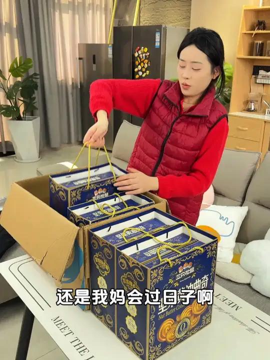 三只松鼠坚果黄油曲奇来了,到手足足2大箱,丹麦曲奇配方,奶香酥脆 礼盒包装精美大气,自留送