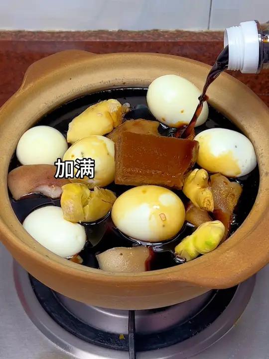 天冷适合来一碗广东妈妈都在喝的猪脚姜醋,猪脚软糯入味,姜醋酸甜开胃,一碗下肚,从胃暖到心