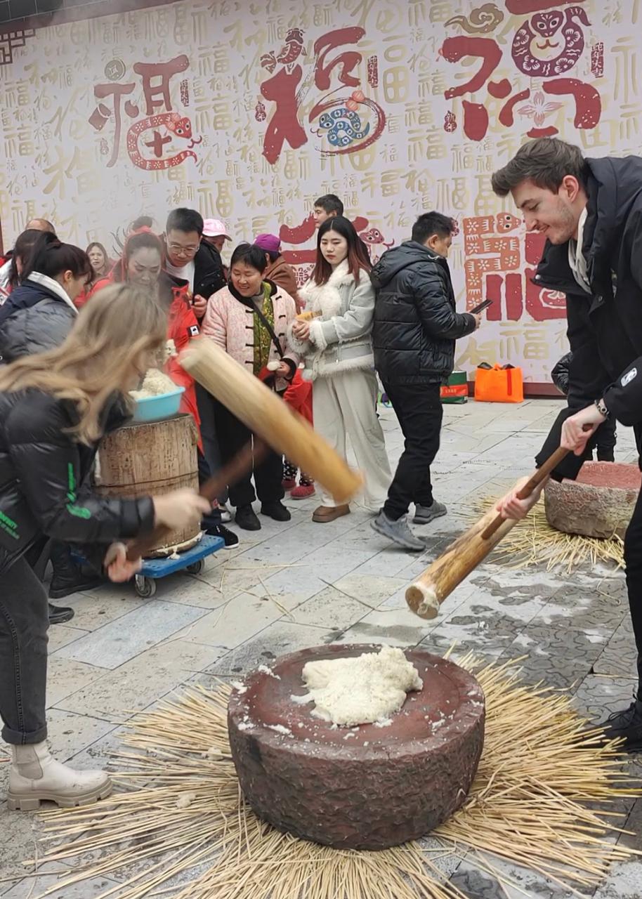 南方小年好热闹!德国游客在张家界体验打糍粑