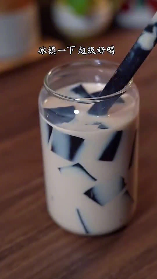 天气越来越热,烧仙草奶茶安排起来,做法简单,冰镇一下,超级好喝~ 你更喜欢喝茶还是喝奶茶