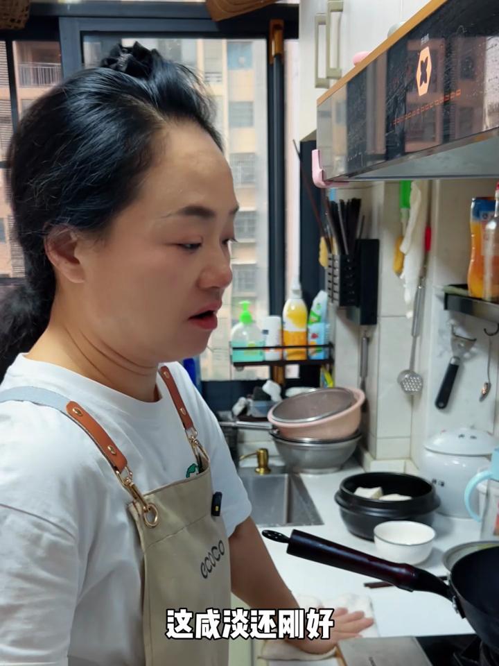 天气冷了在家里搞个鱼籽鱼泡火锅,真的YYDS