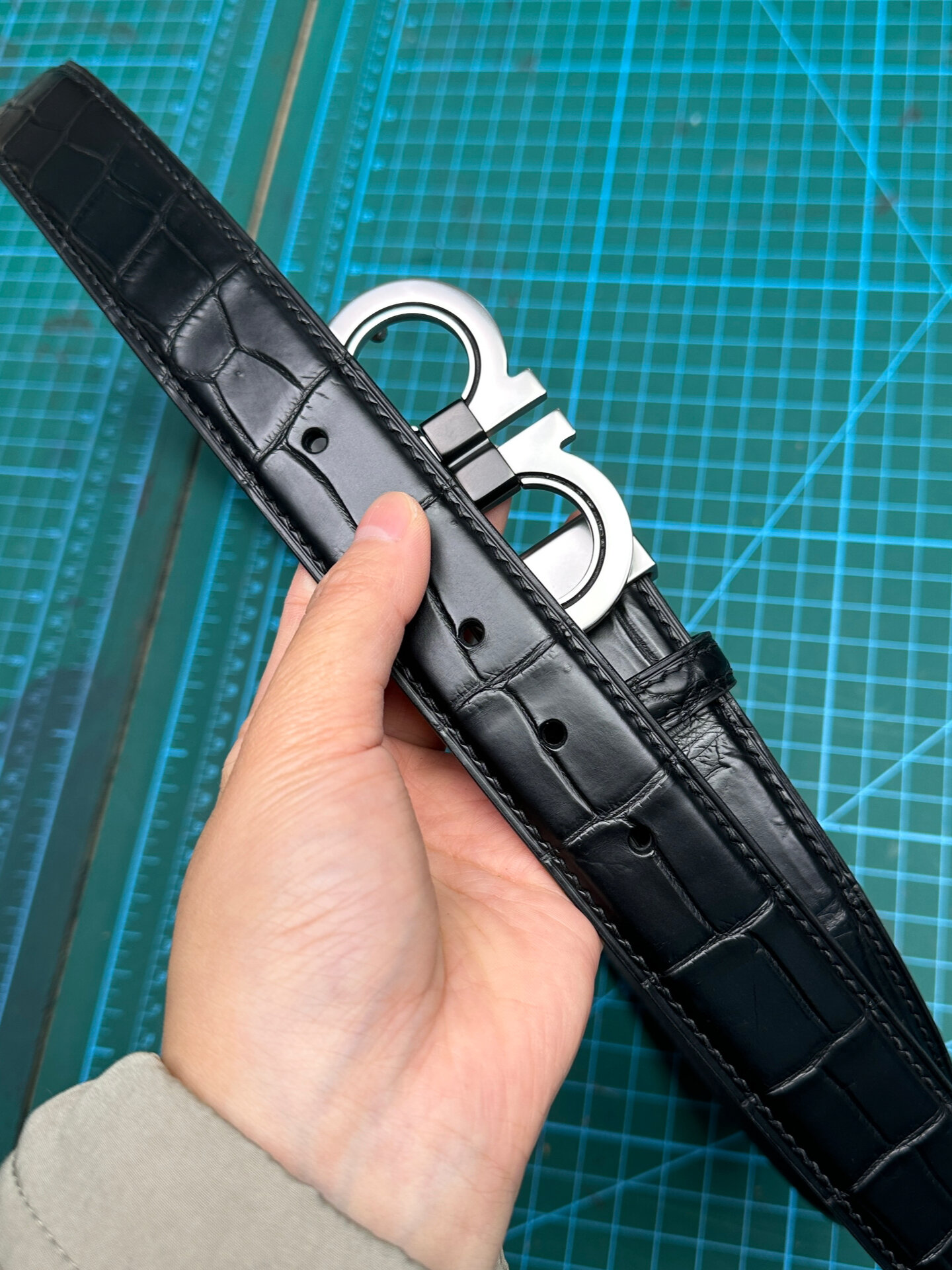 顾客定制鳄鱼皮腰带配自己选择的一个扣