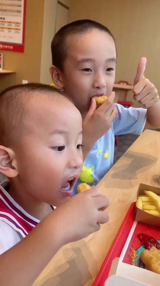 小时候吃不起的汉堡,现在豆补偿给孩子吃。塔斯汀中国汉堡中国的味道