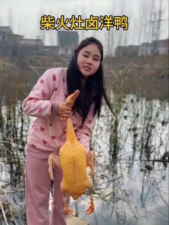 花80块钱买了一只洋鸭子回来用柴火灶做了一只卤鸭子