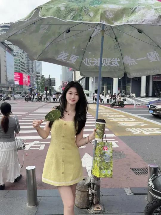 夏天就要喝霸王茶姬的夏梦玫珑呀 