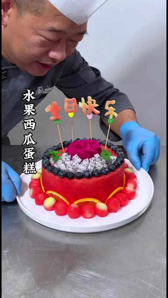 西瓜搭配各种水果就能做出漂亮的西瓜蛋糕，简单快捷又方便