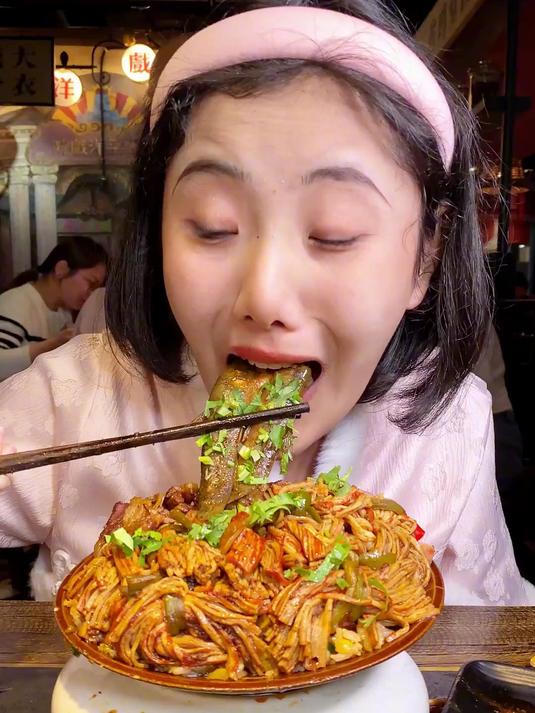 火锅冒乳猪成功列入猪猪必吃榜!这顿火锅巴适的很!