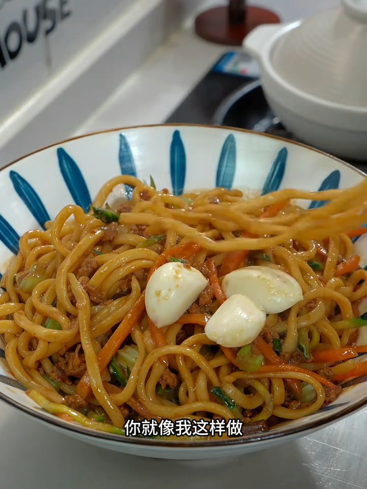 一碗肉沫一碗凉油，就能做出地道的老北京炸酱面