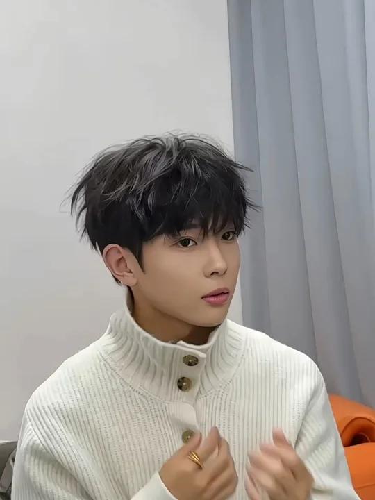 钢夹碎盖发型|细软发烫 适合各种脸型 鹅蛋脸 瓜子脸 圆脸 长脸 高颧骨我个人感觉要是不想