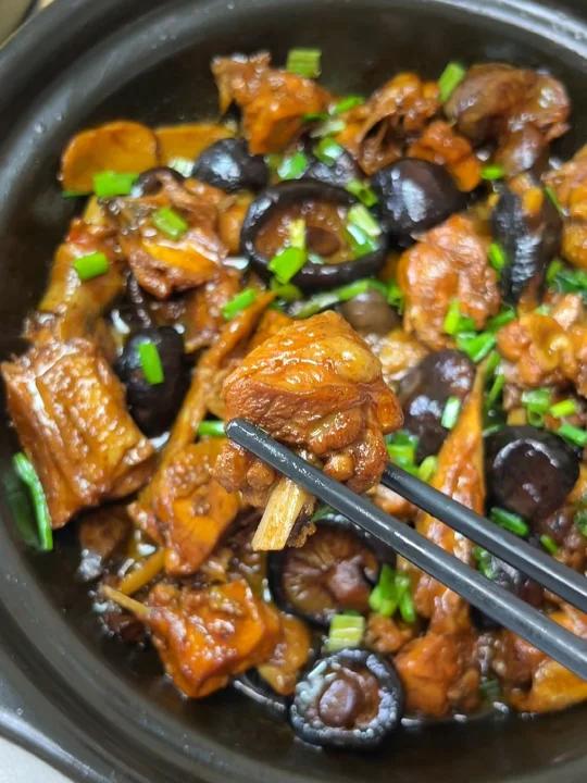 今天吃香菇烧鸡,一口下去超满足!汤鲜味美