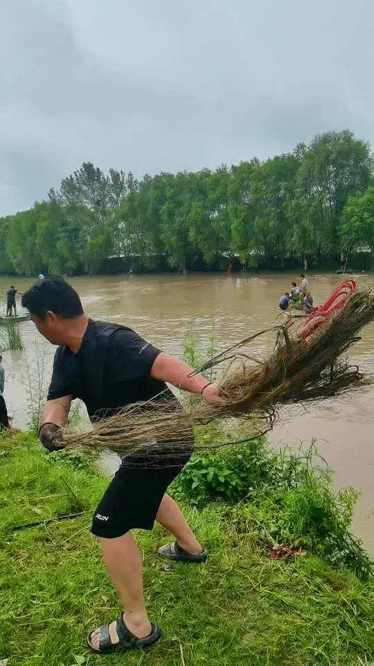 户外撒网捕鱼精彩视频来袭!