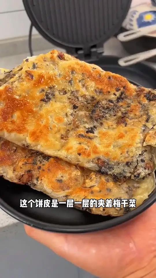焦香酥脆的梅干菜锅盔在家几分钟就能搞定，煎出来酥脆咸香好吃还方便早餐饼锅盔早餐吃什么梅干菜