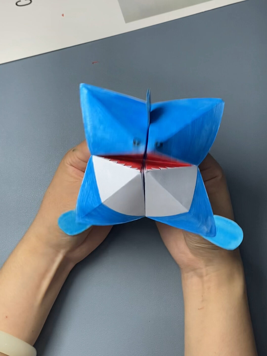 在家没事给宝宝折个会咬人的鲨鱼吧