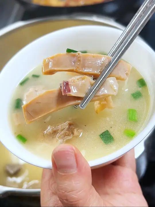 这样炖的墨鱼排骨汤太鲜了 周末妹妹过来吃晚饭,献姐做了简单的四菜一汤,这个墨鱼排骨汤汤鲜味