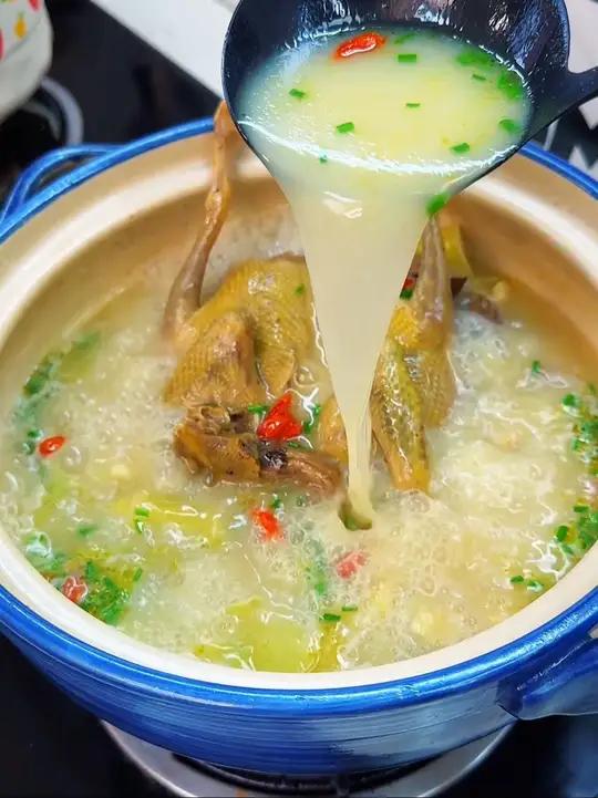姐夫受伤了给他炖鸽子汤喝,都说鸽子汤对伤口好,这样炖的鸽子汤一点也不腥