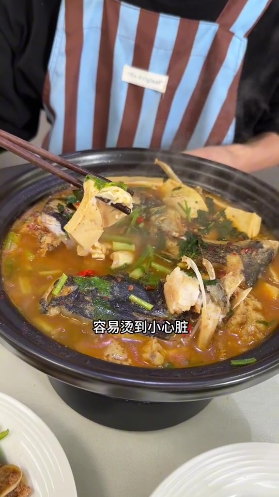 鱼汤拌饭真好吃,浓浓的汤汁比芋头牛肉汤还美味