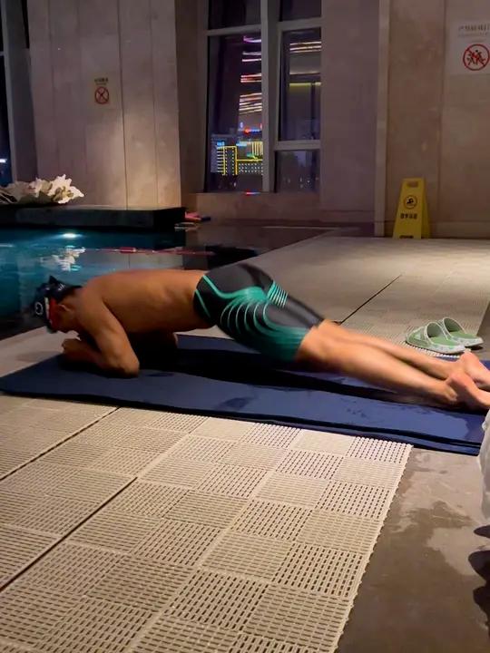 自带涡轮增压喷式 带上鲨鱼泳帽，化身水下鲨鱼戏水