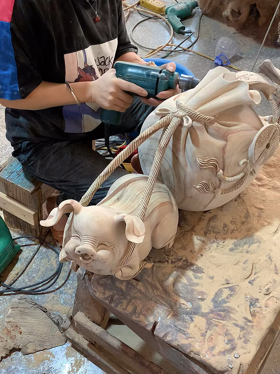 香樟木雕招财猪