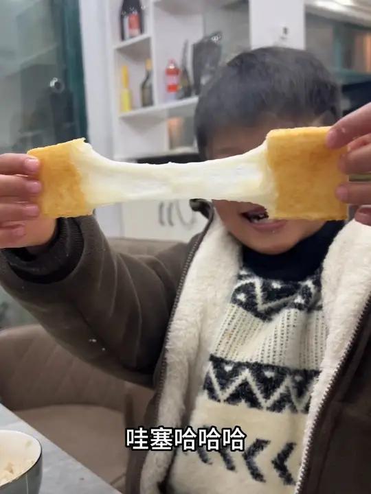 晨晨家乡特产纯糯米糍粑来了,可以煎着吃炸着吃烤着吃,金黄酥脆,外酥里嫩,米香味浓郁,孩子们