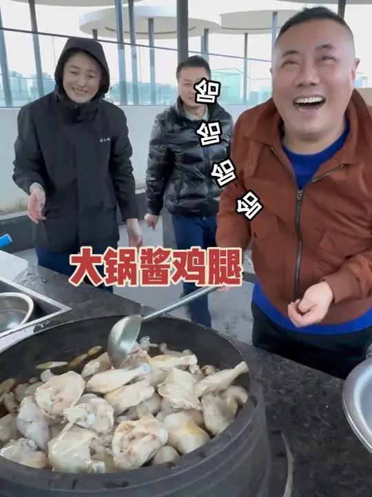九儿爸给员工们酱鸡腿啦!
