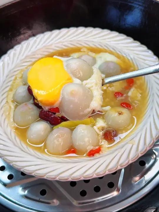 荔枝正当季,荔枝醪糟蒸鸡蛋 夏天适合女生补气血的小甜水,喝完脸蛋自带好气色!