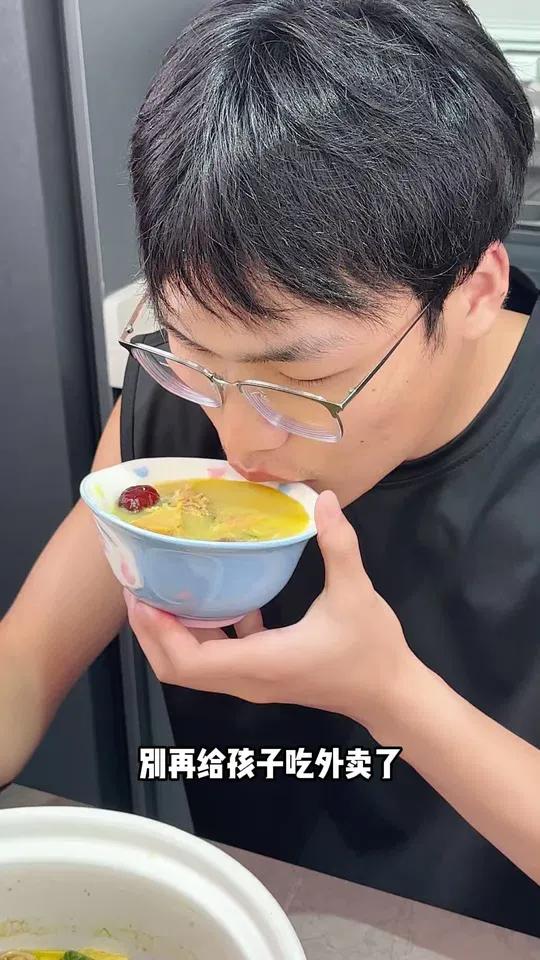 天冷了,快给你爱的人煲一锅热气腾腾的 猪肚鸡 汤吧!冬天要煲一锅猪肚鸡汤 为你煲汤 天冷吃