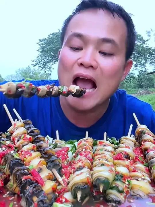 小米辣凉拌大田螺肉串串配上水煮小野菜 妈呀太香了吧泰国大叔泰国美食泰国生活内容启发搜索