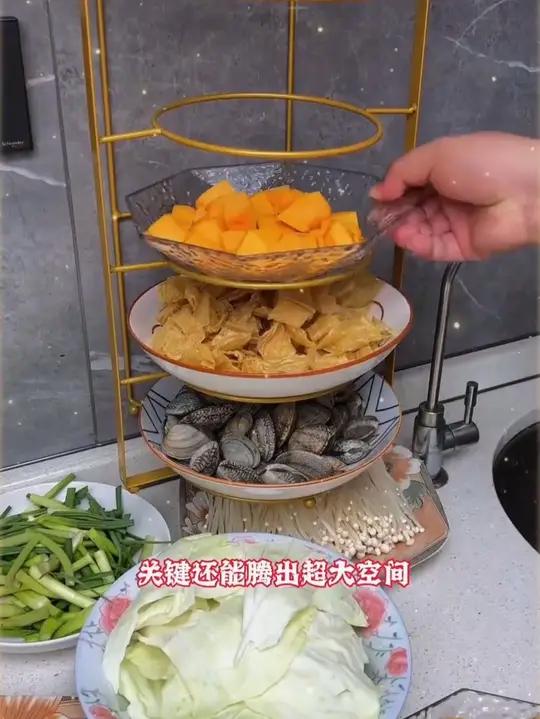 只需要在厨房加个小架子,空间立马变大了很多,做菜不仅变快了,台面为干净卫生很多