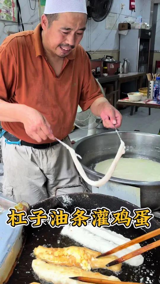 河南美食杠子油条灌鸡蛋,外焦里嫩,金黄酥脆,我爱吃
