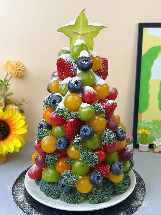 很快圣诞节了，带孩子用水果和蔬菜diy一棵可以吃的圣诞树吧！